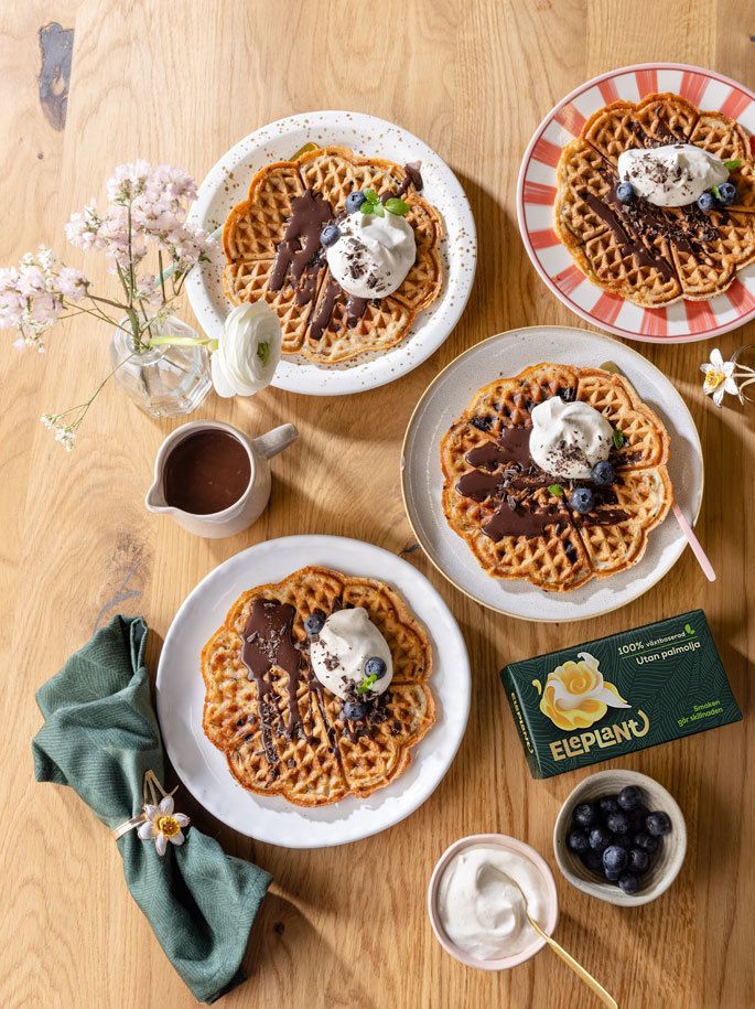 Chocolate chip våfflor med vaniljmousse och chokladsås