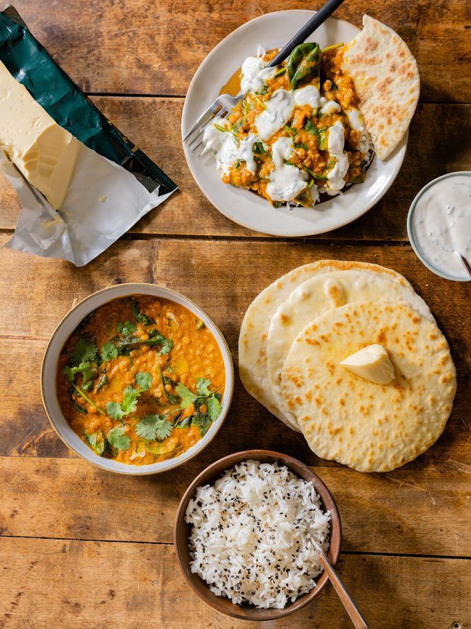 Indisk dal med naanbröd, raitasås och ris